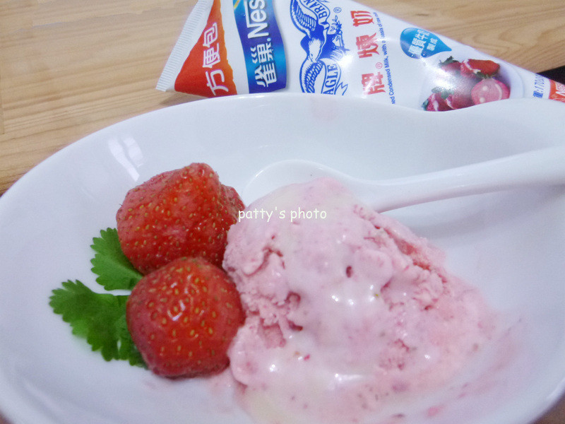 草莓炼奶冰淇淋—草莓就爱鹰牌炼奶