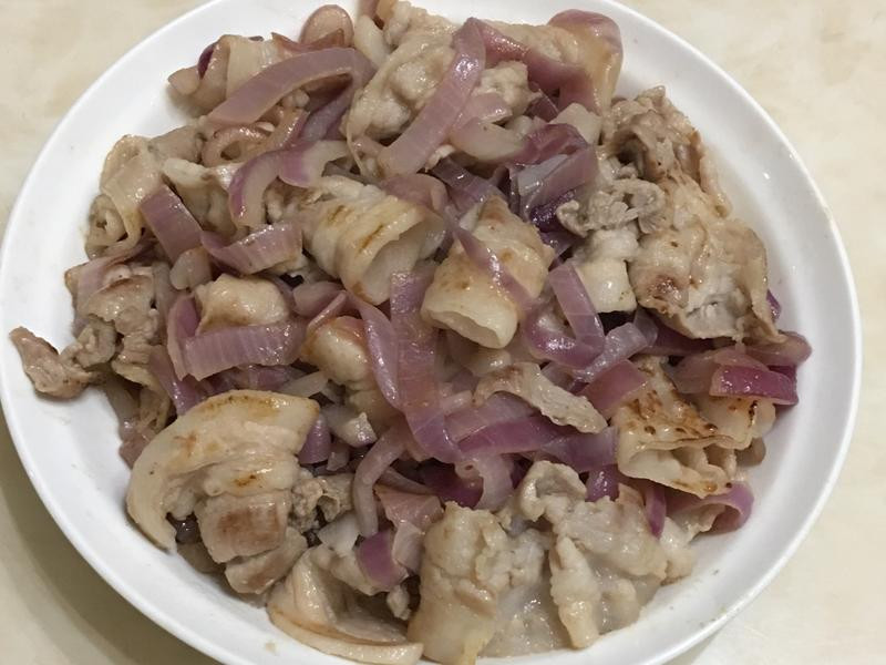 超级简单紫洋葱炒五花肉片