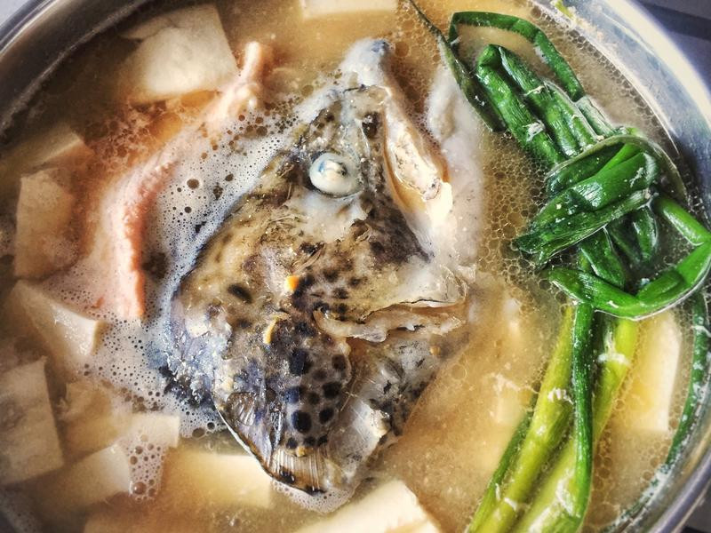 鲑鱼头味噌豆腐汤