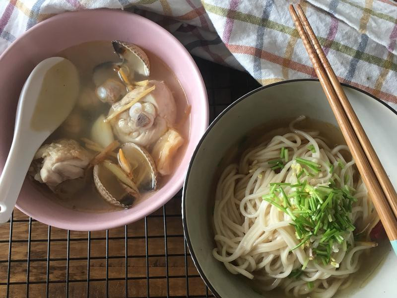 麻油蛤蜊鸡汤+香辣拌面