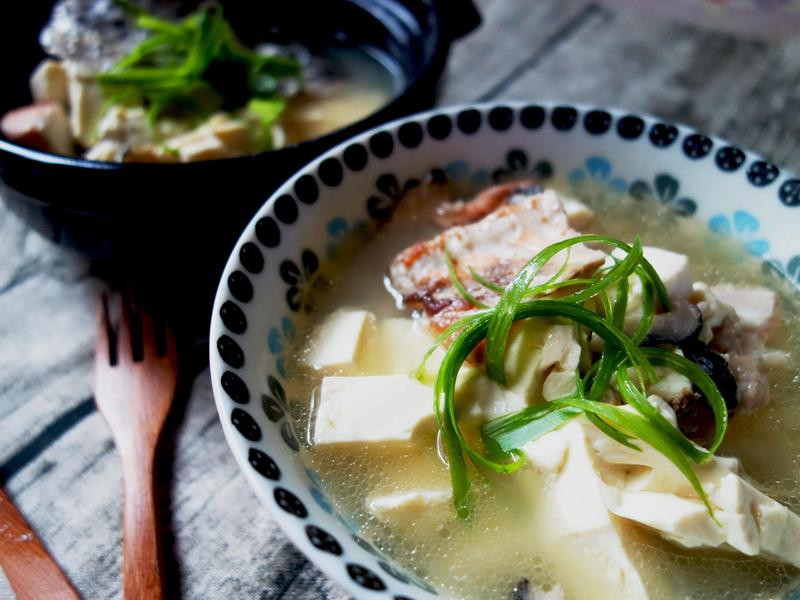 日式鲑鱼头味噌豆腐汤