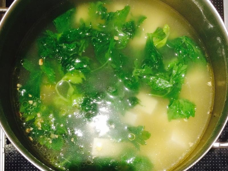 芹菜叶豆腐汤