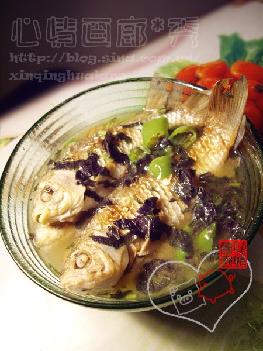 青椒紫苏煮鲫鱼