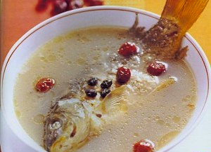 红枣黑豆炖鲤鱼