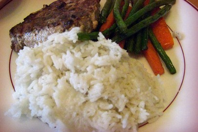 煎吞拿鱼排配米饭蔬菜