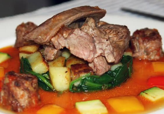 羊肉配羊肉浓汤和蔬菜