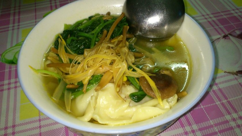 黄花菜香菇炖饺子