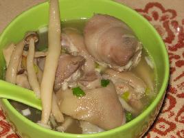 猪手炖菌菇汤