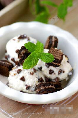 巧克力核果酸奶酪冰淇淋