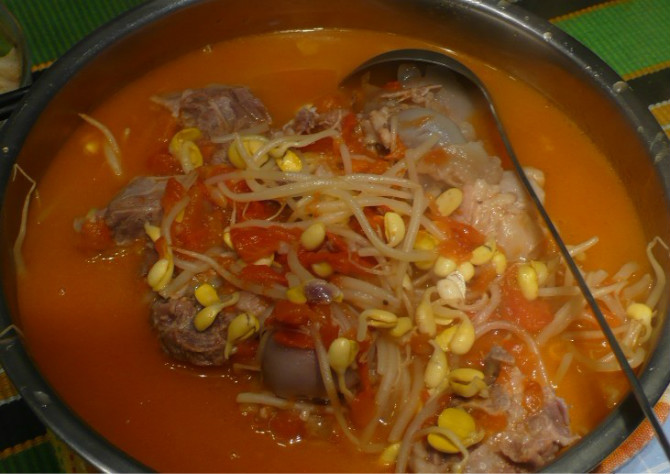 西红柿豆芽排骨汤