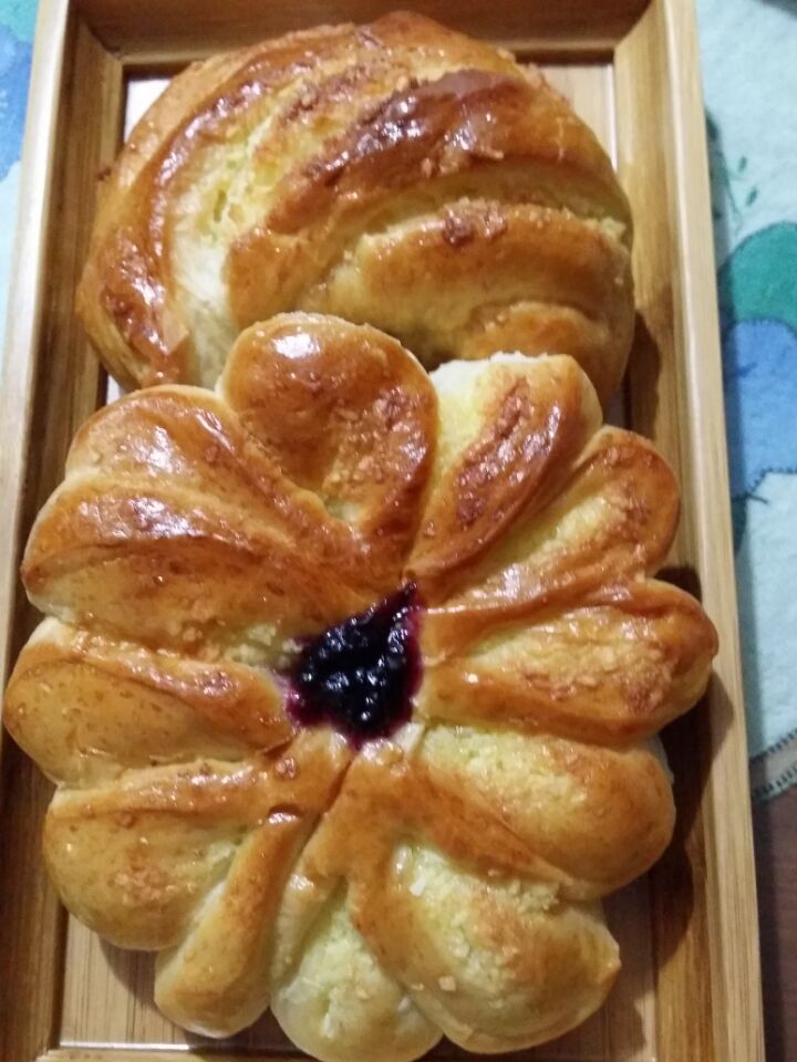 椰蓉花型面包