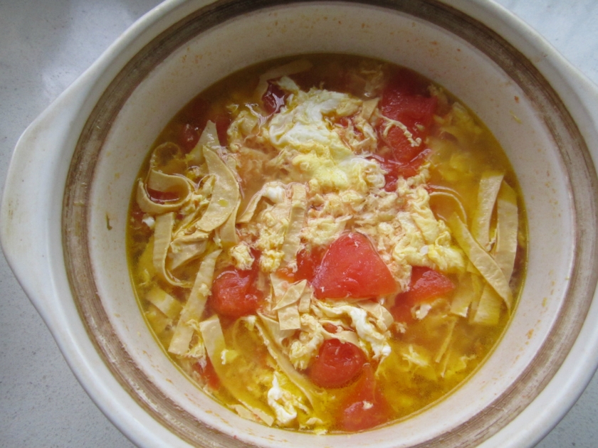西红柿豆腐皮蛋汤