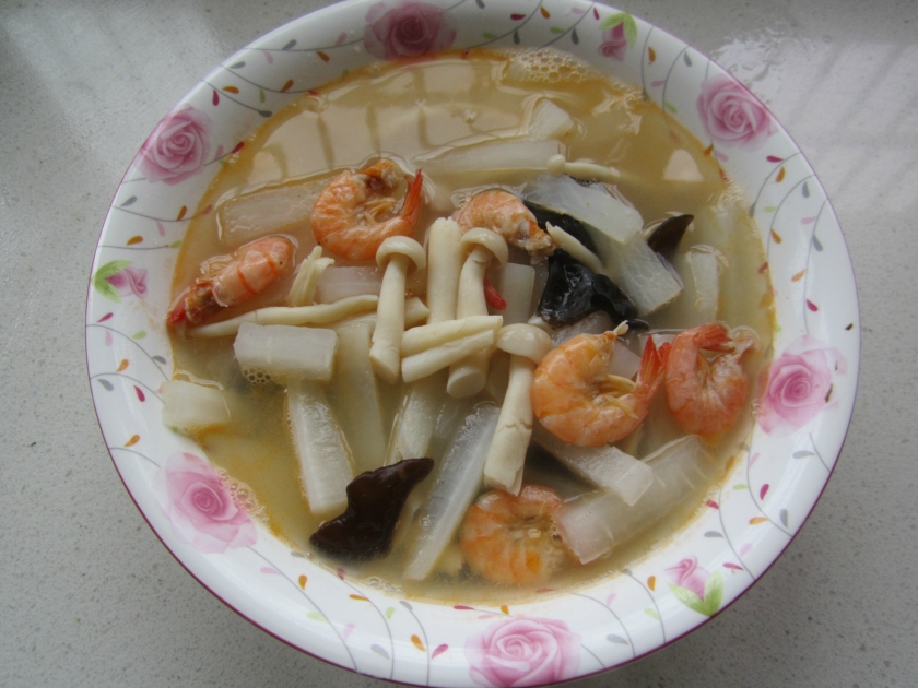 海鲜菇萝卜丝虾汤