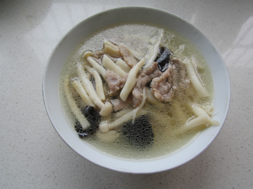 海鲜菇木耳肉丝汤