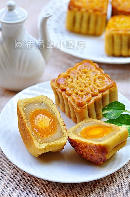 广式蛋黄莲蓉月饼