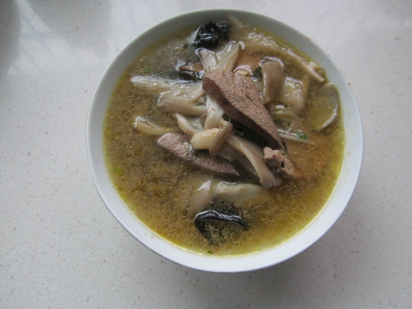 平菇木耳猪肝汤