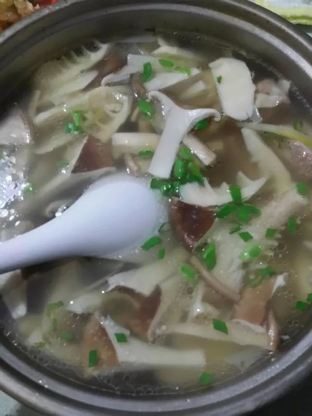 肋排猪肚菇竹笋汤