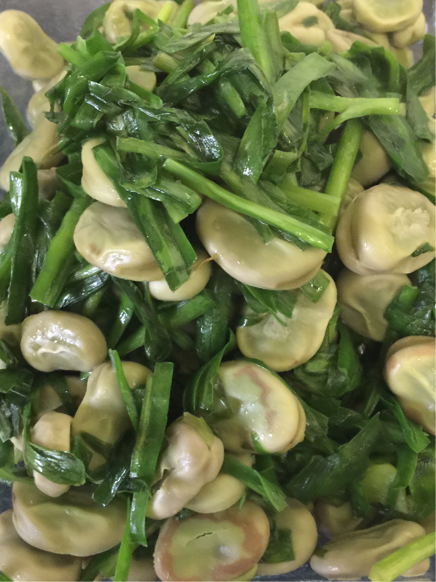 韭菜烩鲜蚕豆