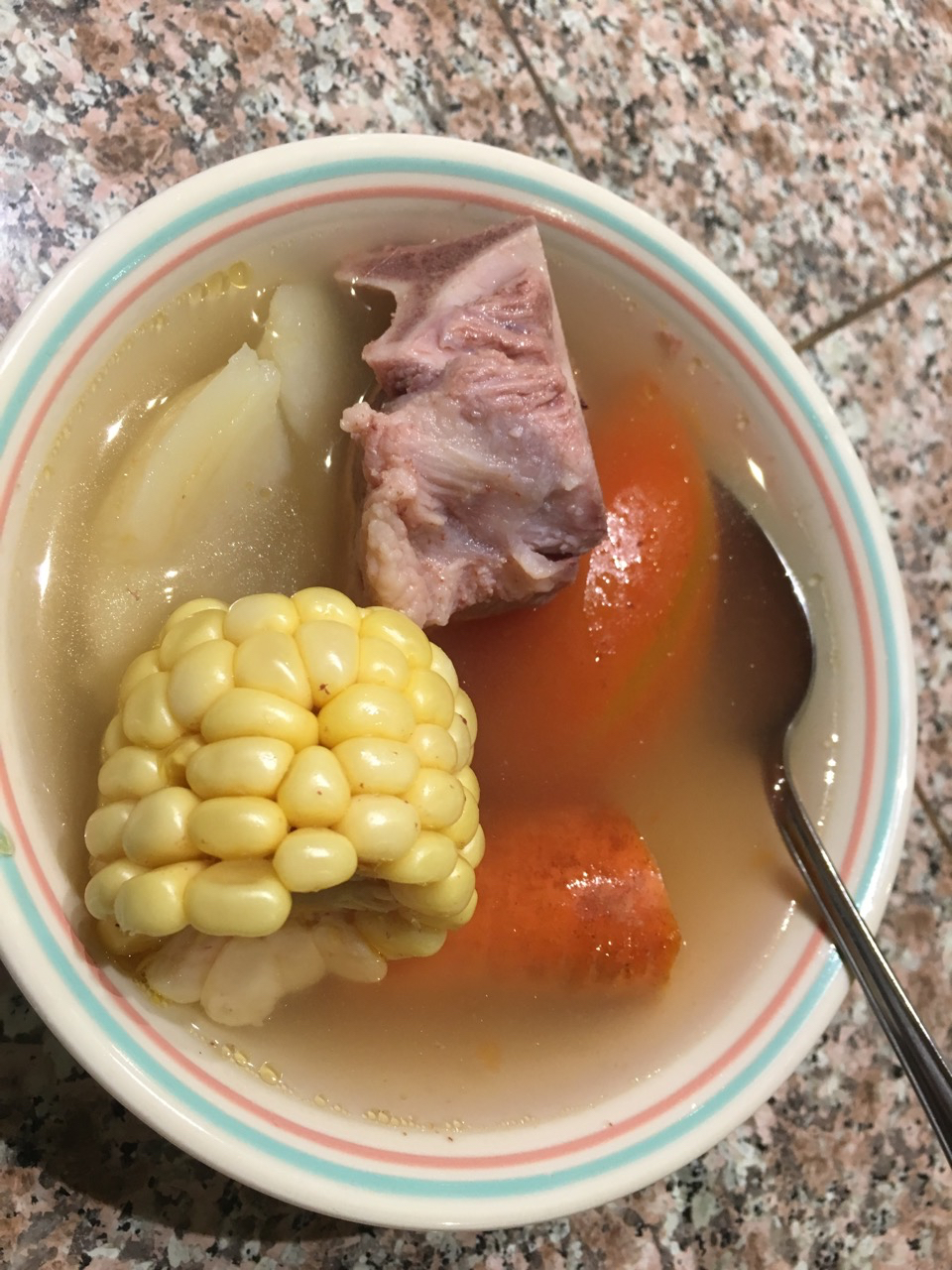 玉米红萝卜番茄土豆猪骨汤