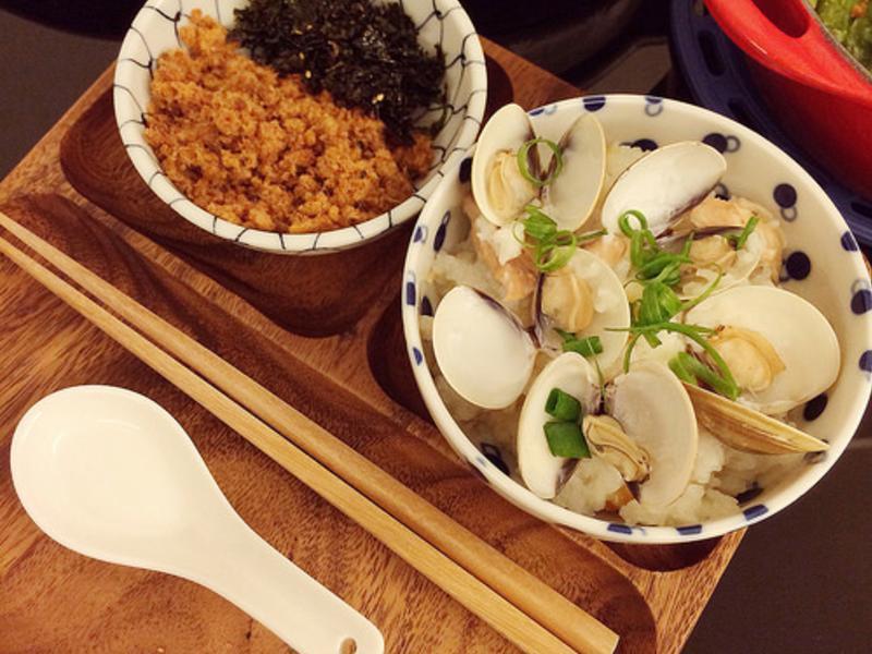 瑶柱(干贝)蛤蜊鸡腿砂锅炊饭