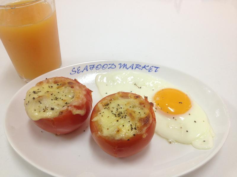 焗烤鲔鱼番茄盅伴太阳蛋