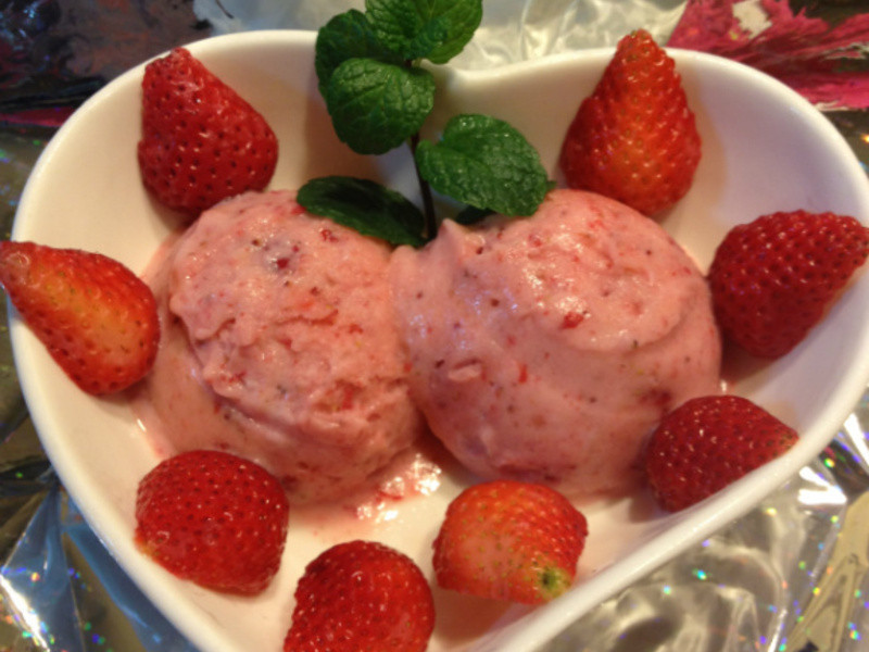 《草莓就爱鹰牌炼奶》恋恋草莓冰淇淋
