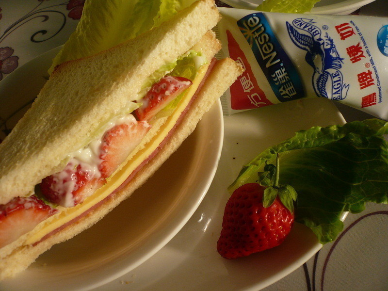 草莓沙拉三明治─草莓就爱鹰牌炼奶