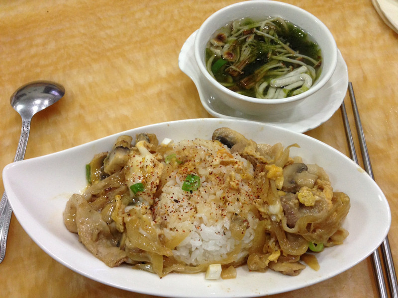 日式猪肉丼饭+黄金菇鱼面海菜汤