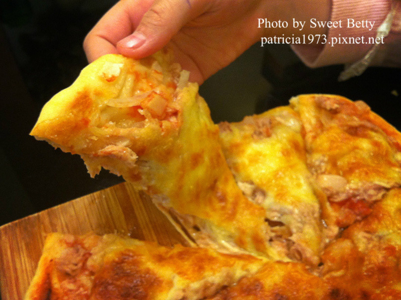 五分钟免揉面包～现烤出炉-鲔鱼洋葱pizza ＆夏威夷pizza