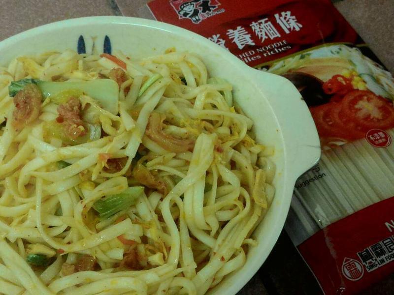 轻食料理-泡菜鸡丝炒面