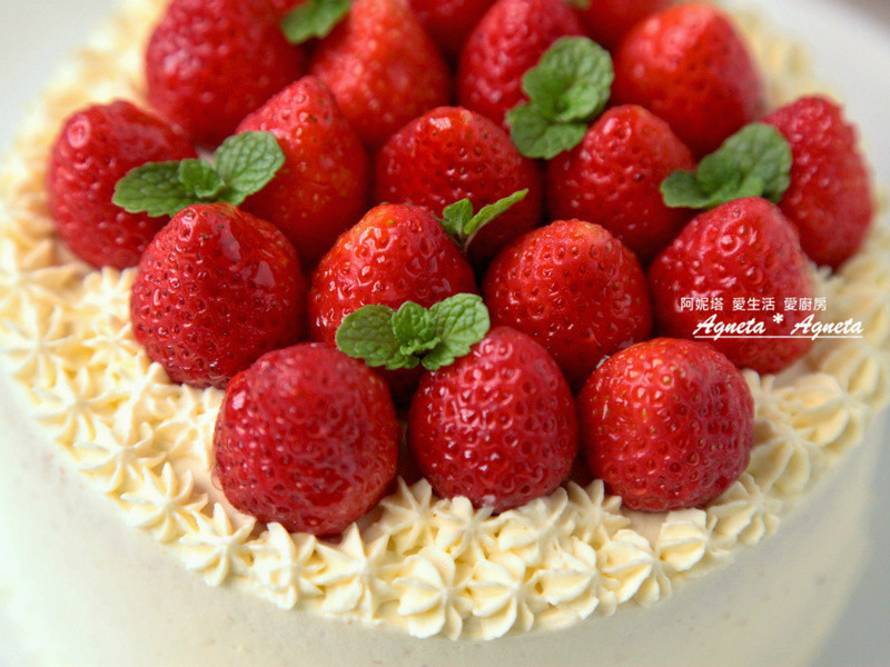 [阿妮塔♥sweet] 草莓鲜奶油蛋糕。(奶茶戚风蛋糕体)