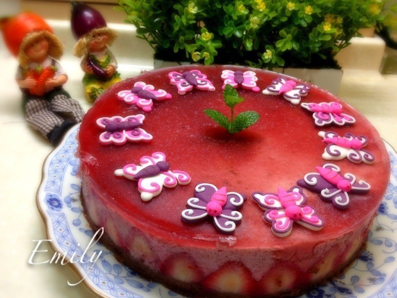 草莓慕斯巧克力海绵蛋糕
