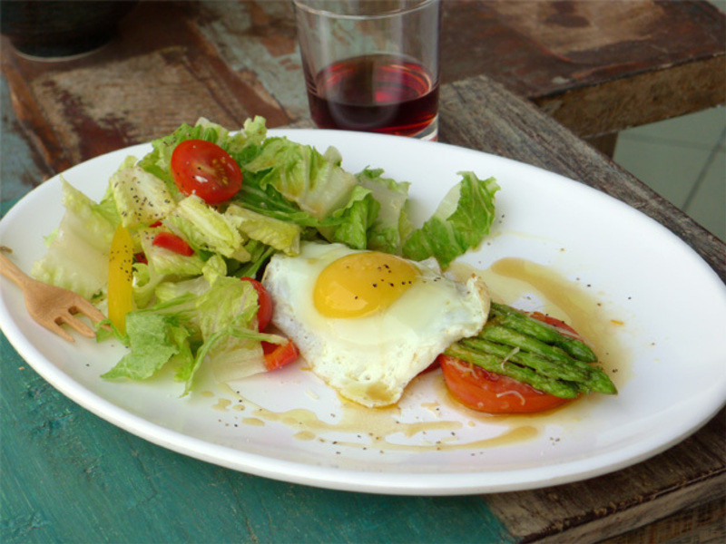 米兰式煎芦笋配太阳蛋及花园沙拉（初榨橄榄油食谱）