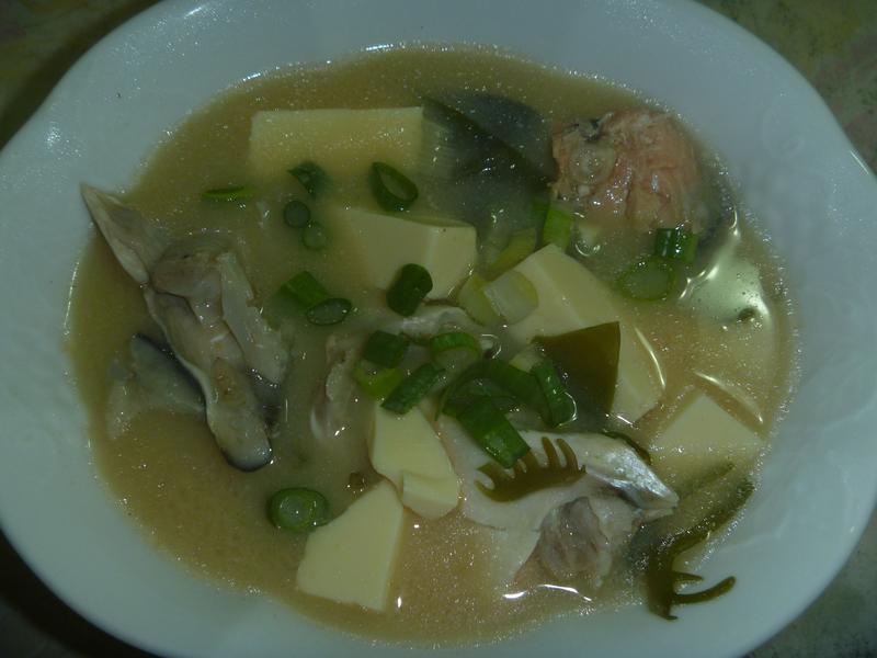 鲑鱼海带芽味噌汤