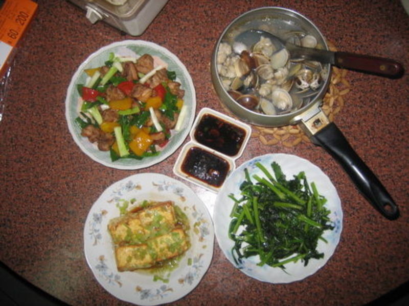 芹菜蛋豆腐、鸡腿肉青葱红黄甜椒、豆苗菜、蛤蜊汤