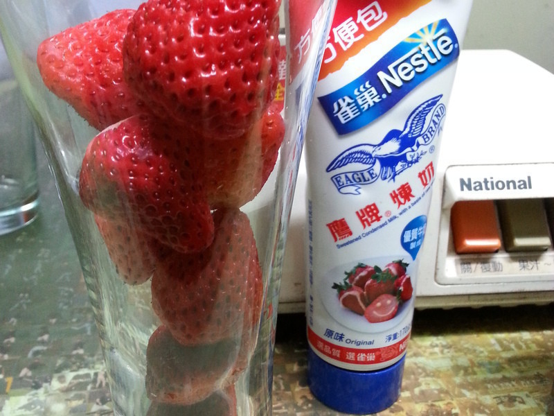 超简单的~午茶风草莓冻饮!!