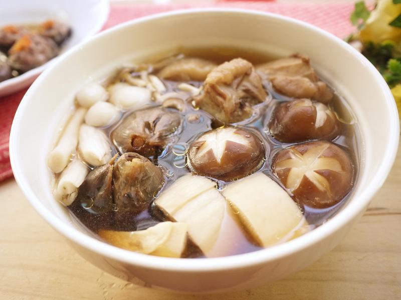 黑蒜菇菇鸡汤