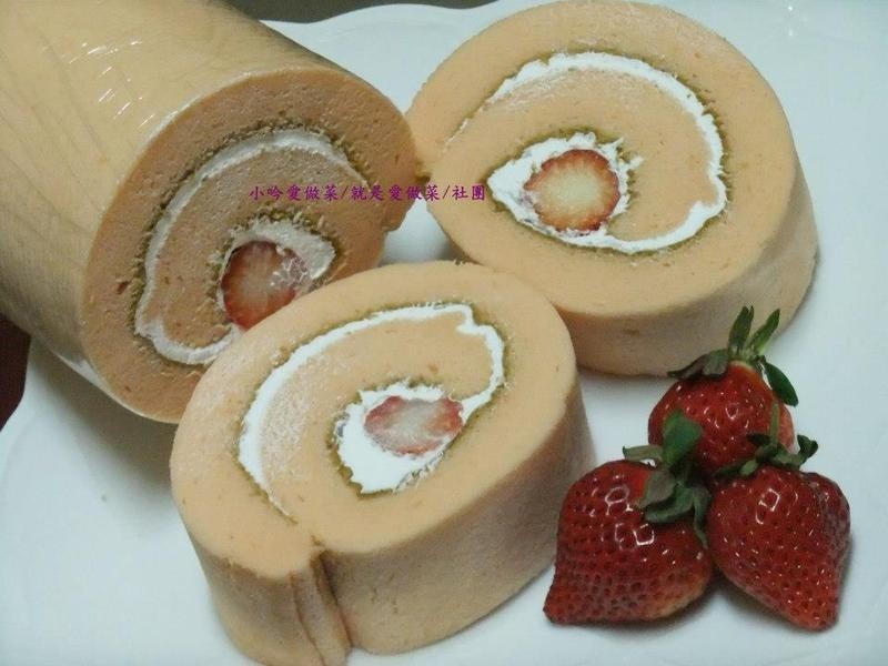 小吟爱做菜~『鲜奶油草莓瑞士卷』(18L烤箱量)