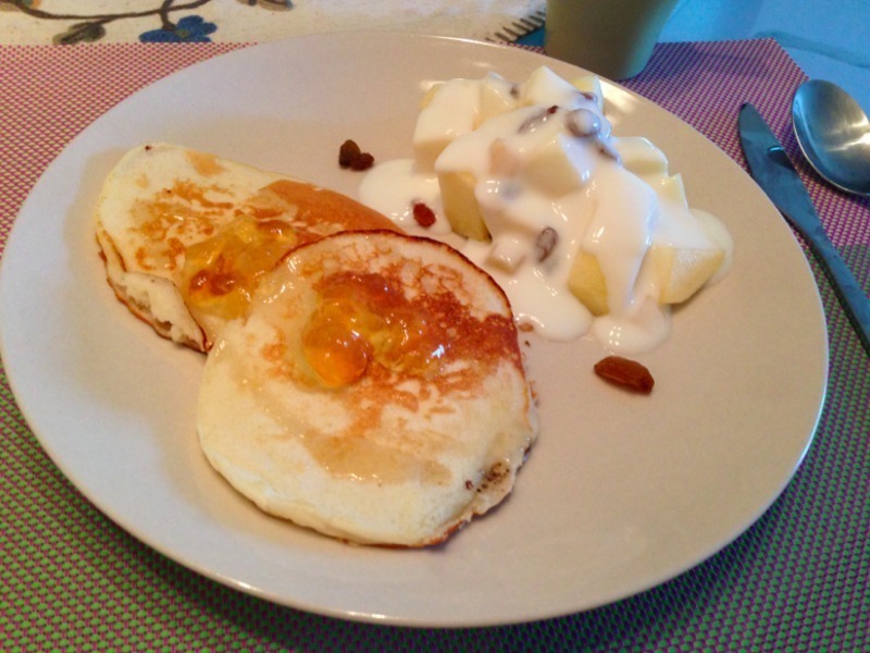 接骨木橘子蜂蜜煎饼水果酸奶早餐