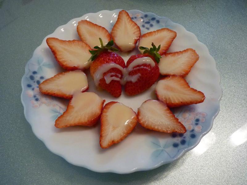 《草莓就爱鹰牌炼奶》饭后点心水果