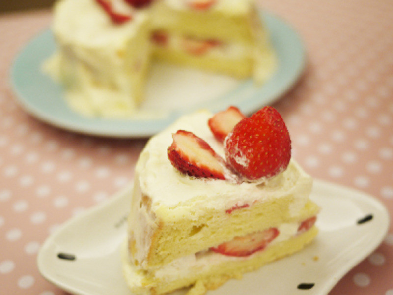 草莓鲜奶油蛋糕--简单的生日蛋糕