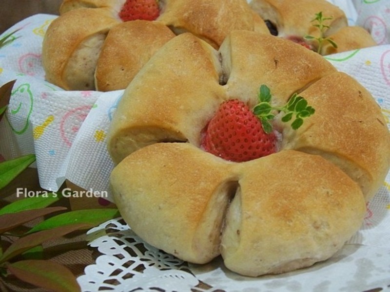草莓花型面包