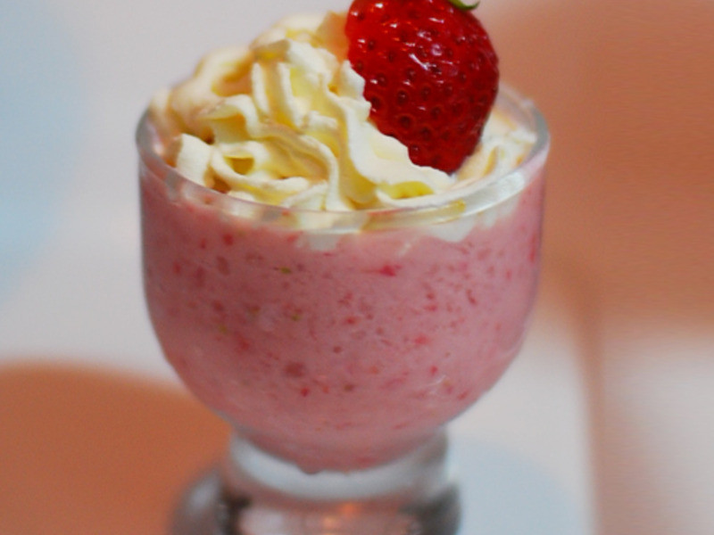 《草莓就爱鹰牌炼奶》甜蜜滋味-草莓奶昔