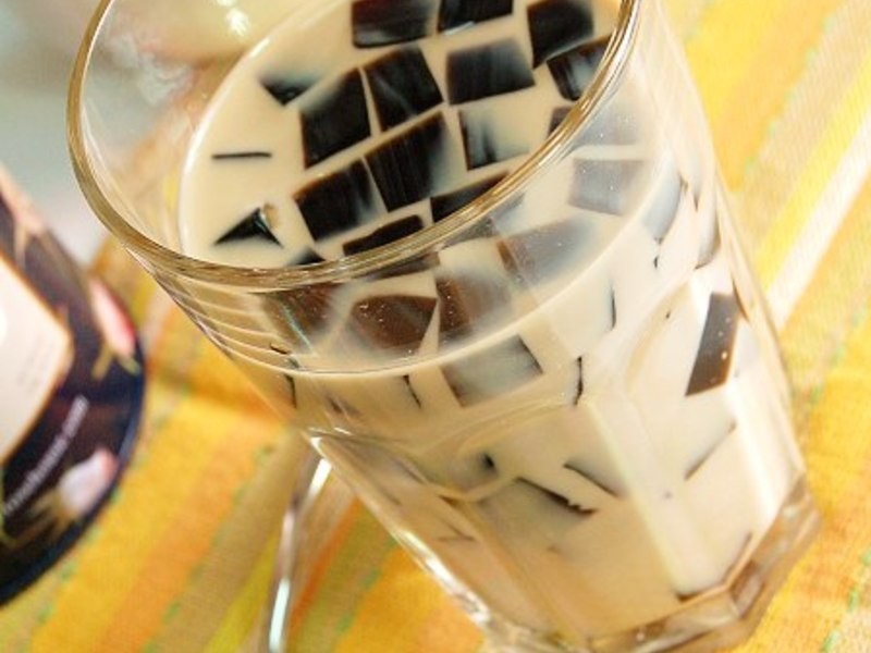 夏日消暑饮品「仙草冻伯爵奶茶」让你透心凉！