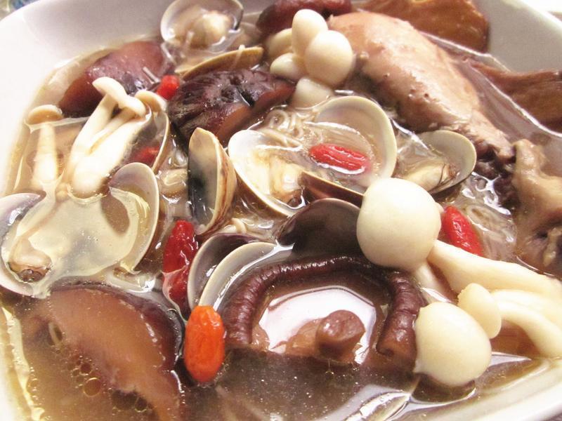 麻油香菇鸡蛤蜊锅