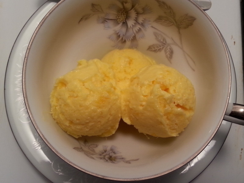 绵密口感、带果粒的鲜芒果优格冰淇淋。