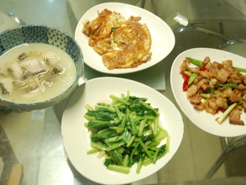鲈鱼汤+炒青菜+菲苗咸猪肉+菜脯蛋