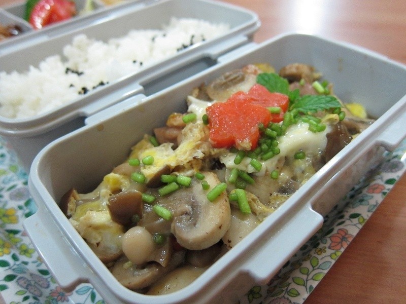 综合菇鸡肉亲子丼