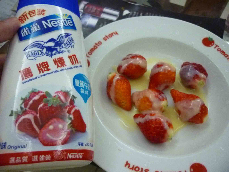 《草莓就爱鹰牌炼奶》草莓炼乳盘