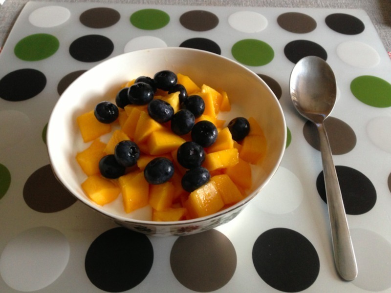 芒果蓝莓酸奶早餐